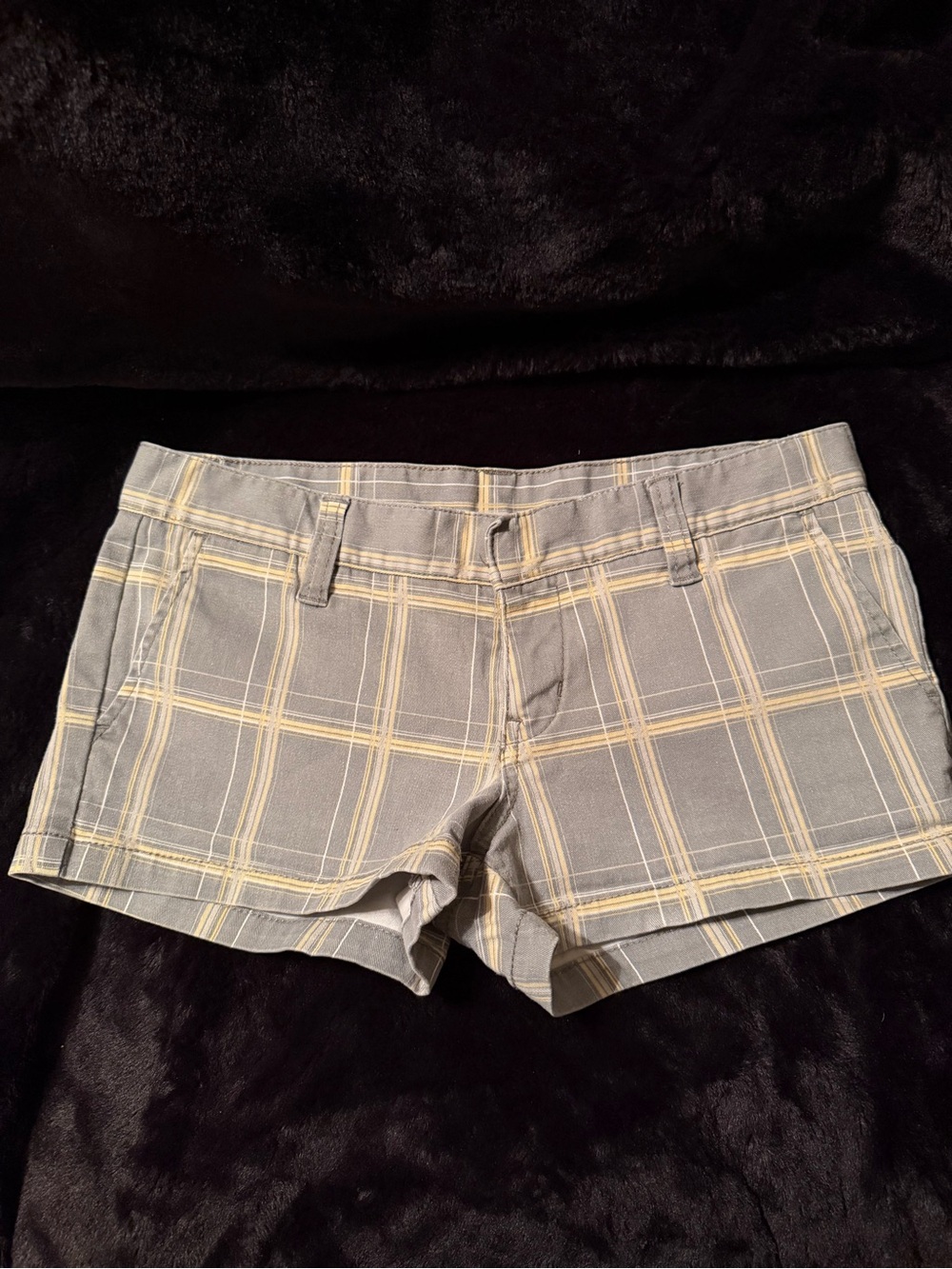 HURLEY Y2K Low Rise Gray/White/Yellow Plaid chino shorts. Size 7